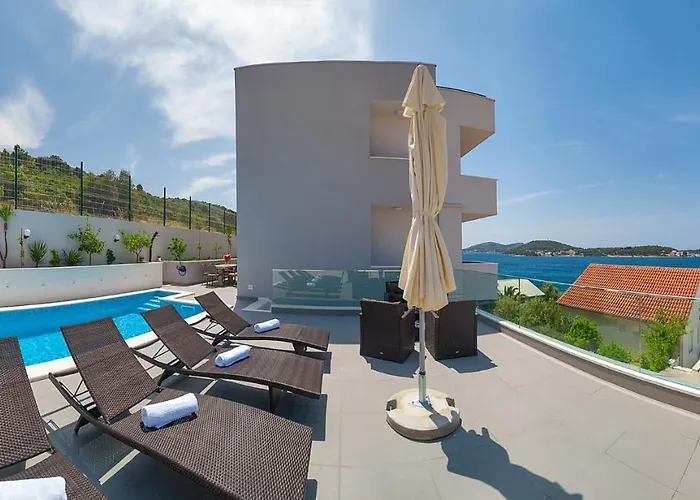 فيلة Somnium Near Trogir, Pool And Gym روغوزنيكا